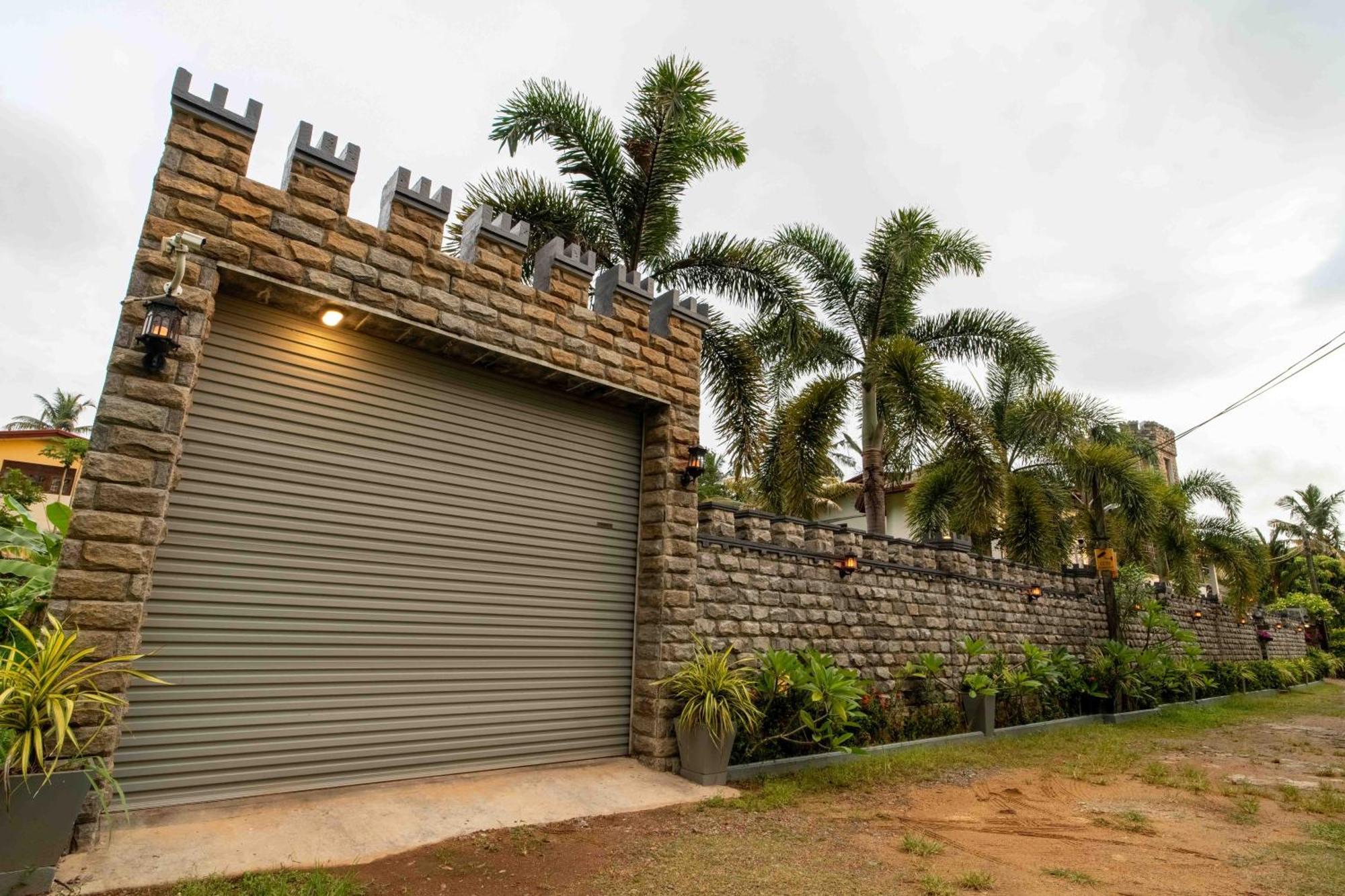 Castle Colombo Hotel Piliyandala Exterior photo